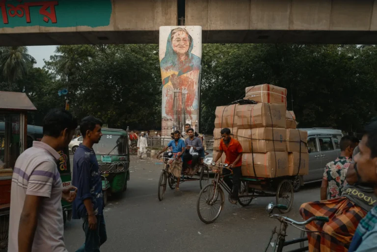 “কিভাবে একটি দেশের অর্থনীতি শুষে নেওয়া হলো”